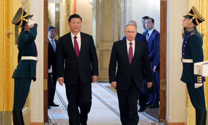 Le président russe Vladimir Poutine et le dirigeant chinois Xi Jinping au Kremlin à Moscou, le 4 juillet 2017. (Mikhail Klimentiev/AFP/Getty Images)