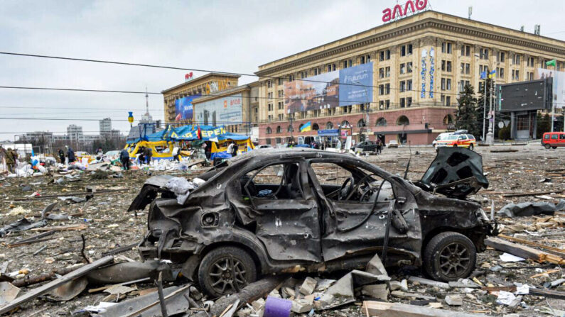 La place devant l'hôtel de ville de Kharkiv endommagé, le 1er mars 2022. (Sergey Bobok/AFP via Getty Images)
