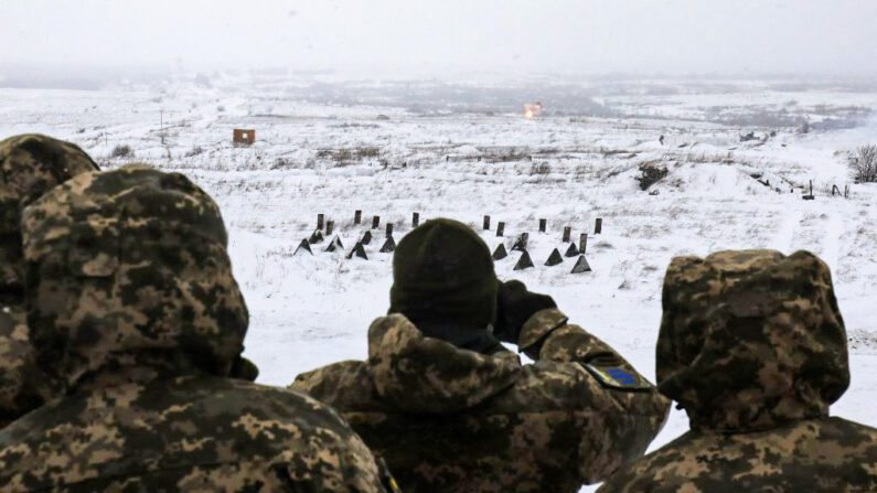 Des militaires des forces armées ukrainiennes participent à un exercice militaire avec des lance-missiles antiaériens suédo-britanniques NLAW (Next generation Light Anti-tank Weapon) sur le terrain de tir du Centre international pour le maintien de la paix et la sécurité, près de la ville de Lviv, dans l'ouest de l'Ukraine, le 28 janvier 2022. (AFP via Getty Images)