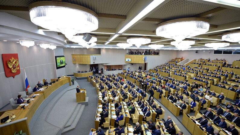 Les parlementaires russes lors d'une session à la Douma d'État, la chambre basse du parlement, à Moscou. (NATALIA KOLESNIKOVA/AFP via Getty Images)