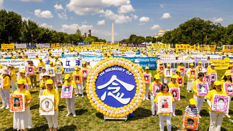 Des pratiquants de Falun Gong se rassemblent à Washington pour marquer la 22e année du début de la persécution par le régime chinois, le 16 juillet 2021. Ils tiennent le caractère chinois 念 (Nian), qui signifie se souvenir. (Samira Bouaou/The Epoch Times)