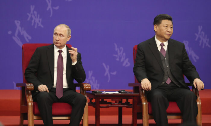 Vladimir Poutine et Xi Jinping lors de la cérémonie de l'Université Tsinghua, au Palais de l'amitié, le 26 avril 2019 à Pékin, en Chine. (Kenzaburo Fukuhara - Pool/Getty Images)