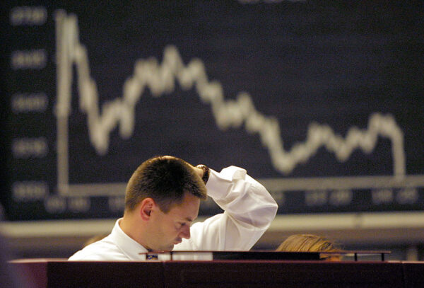 Un trader se frotte la tête à la bourse de Francfort, en Allemagne, le 25 juillet 2002. (Sean Gallup/Getty Images)
