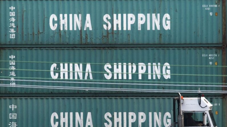 Un camion passe devant les conteneurs de China Shipping au port de Los Angeles, à Long Beach, en Californie, le 1er septembre 2019. (Mark Ralston/AFP via Getty Images)