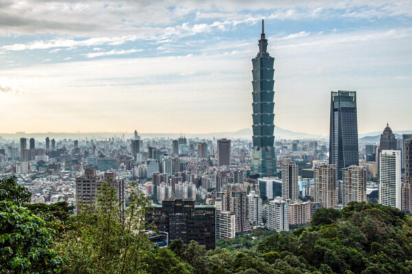 Vue sur Taipei, capitale de Taïwan, et le gratte-ciel Taipei 101, autrefois le plus grand bâtiment du monde, le 7 janvier 2020. (Carl Court/Getty Images)