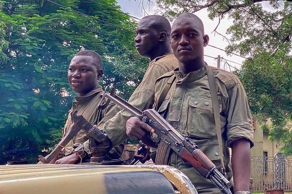 Des membres de la junte militaire à Bamako. (Photo : MALIK KONATE/AFP via Getty Images)
