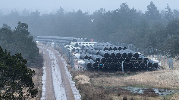 Les tuyaux du gazoduc Baltic Pipe sont empilés à Jutland, Danemark, le 23 février 2021. Le gazoduc Baltic Pipe, qui doit débarquer à Esbjerg, sur la côte ouest de la péninsule du Jutland, transportera chaque année dix milliards de mètres cubes de gaz depuis les gisements norvégiens de la mer du Nord jusqu'en Pologne, en passant par le Danemark.  (Photo : JOHN RANDERIS HANSEN/Ritzau Scanpix/AFP via Getty Images)