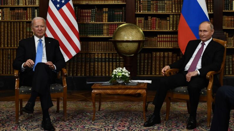 Le président américain Joe Biden (à gauche) et le président russe Vladimir Poutine (à droite) avant le sommet États-Unis-Russie à la Villa La Grange, à Genève, le 16 juin 2021. (Photo par BRENDAN SMIALOWSKI/AFP via Getty Images)