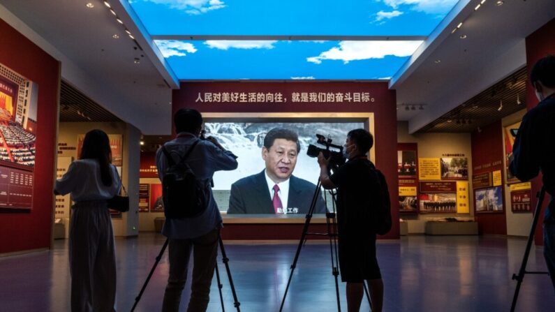 Grand écran diffusant un film faisant apparaître le chef  du Parti communiste chinois (PCC) Xi Jinping au Musée du PCC nouvellement construit, le 25 juin 2021 à Pékin. (Photo : Kevin Frayer/Getty Images)