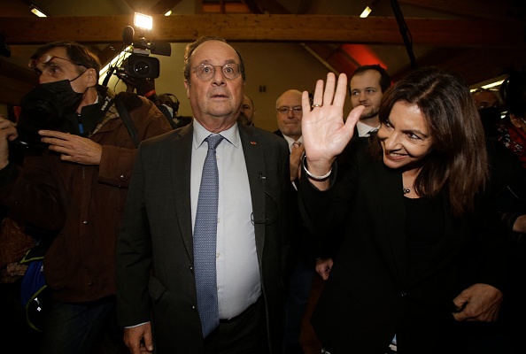 François Hollande et la candidate à la présidentielle  Anne Hidalgo. (Photo : PASCAL LACHENAUD/AFP via Getty Images)