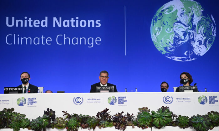 Le président de la COP26, Alok Sharma (au centre) prend la parole lors de la Conférence des Nations unies sur le changement climatique (COP26) à Glasgow, en Écosse, le 13 novembre 2021. (Jeff J Mitchell/Getty Images)
