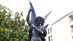 Sables-d’Olonne : les habitants votent pour le maintien de la statue de saint Michel sur le parvis de l’église