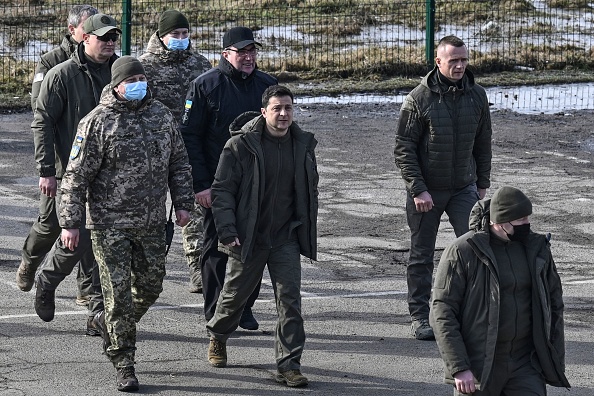 Le Président ukrainien Volodymyr Zelensky sur le point d'assister à un exercice militaire à l'extérieur de la ville de Rivne, dans le nord de l'Ukraine, le 16 février 2022. (Photo ARIS MESSINIS/AFP via Getty Images)