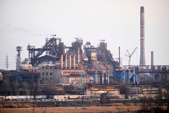 L’usine sidérurgique Azov Steel est vue le 17 février 2022 à Marioupol, Ukraine, aujourd’hui elle n’existe plus, fortement endommagée par des bombardements. Photo de Pierre Crom/Getty Images