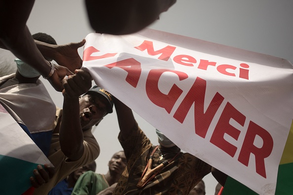 Des manifestants tiennent une banderole sur laquelle on peut lire "Merci Wagner", le nom de la société de sécurité privée russe présente au Mali, lors d'une manifestation organisée par la plateforme panafricaine Yerewolo pour célébrer l'annonce du retrait des troupes françaises du Mali. (Photo : FLORENT VERGNES/AFP via Getty Images)