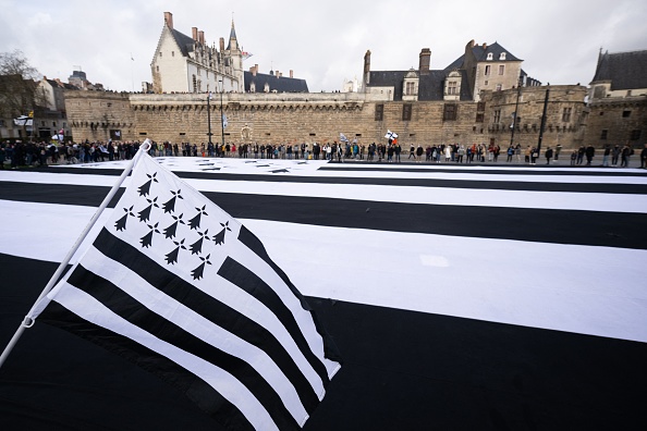 Le déploiement du plus grand drapeau breton du monde, le 20 février 2022, a eu lieu devant le château des ducs de Bretagne à Nantes. L'évènement était organisé par l'association À la bretonne ! dans le but de hisser le débat du rattachement de la Loire‑Atlantique à la Bretagne dans la campagne présidentielle. (LOIC VENANCE/AFP via Getty Images)