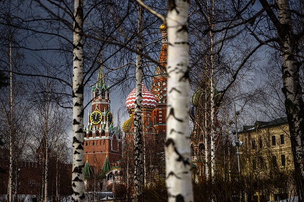 -Une vue sur le Kremlin et la cathédrale Saint-Basile dans le centre de Moscou le 22 février 2022. Photo de Dimitar DILKOFF/AFP via Getty Images.