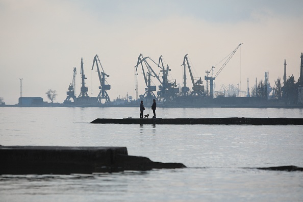 -Sur une côte de la mer d'Azov dans la ville portuaire industrielle de Marioupol en Ukraine le 23 février 2022.Photo ALEKSEY FILIPPOV/AFP via Getty Images.