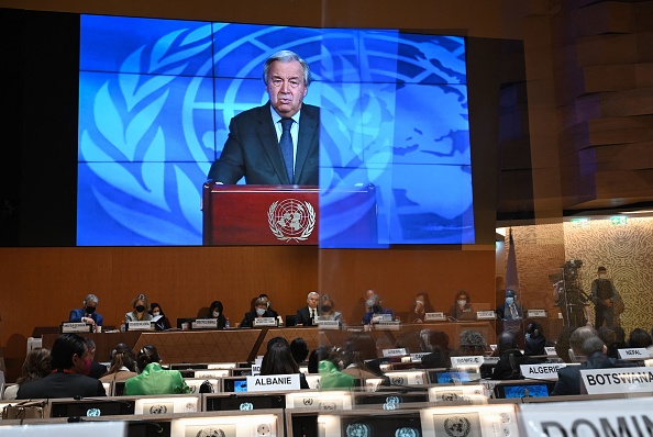 Le secrétaire général de l'ONU, Antonio Guterres, à l'ouverture d'une session du Conseil des droits de l'homme de l'ONU le 28 février 2022 à Genève. Photo de Fabrice COFFRINI / AFP via Getty Images.