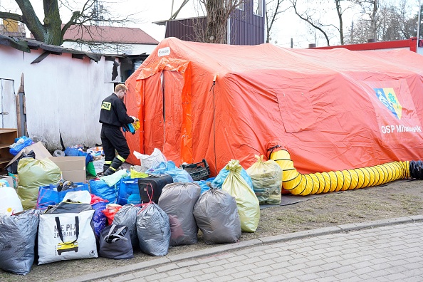Des produits donnés par des citoyens pour les réfugiés ukrainiens. (ALIK KEPLICZ/AFP via Getty Images)