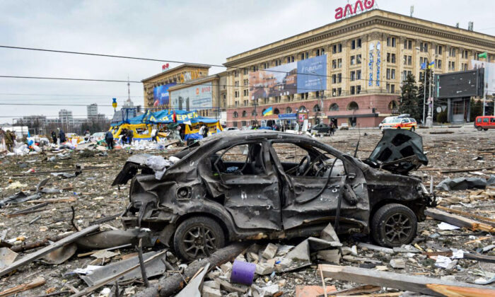 La place devant l'hôtel de ville de Kharkiv, deuxième plus grande ville d’Ukraine, après le bombardement, le 1er mars 2022. (Sergey Bobok/AFP via Getty Images)