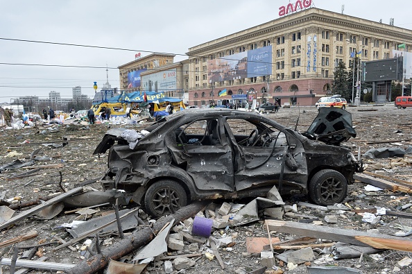 La place à l'extérieur de l'hôtel de ville endommagé de Kharkiv le 1er mars 2022, détruit à la suite des bombardements des troupes russes. Photo de Sergey BOBOK / AFP via Getty Images.