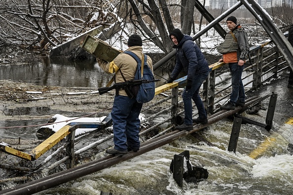 Des civils à Kiev, membres de la résistance, se préparent à un assaut russe. (Photo : HARIS MESSINIS/AFP via Getty Images)