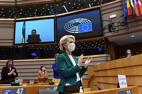-La présidente de la Commission européenne, Ursula von der Leyen, applaudit le président ukrainien Volodymyr Zelensky qui s'exprime lors d'une vidéoconférence à l'UE à Bruxelles, le 01 mars 2022. Photo de JOHN THYS/AFP via Getty Images.