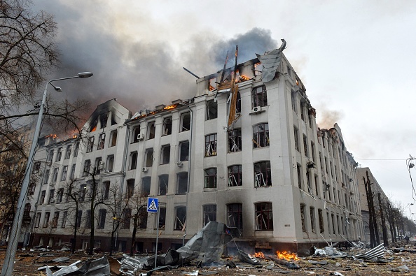 -Un incendie dans le bâtiment du département d'économie de l'Université nationale Karazin Kharkiv, touché lors d'un récent bombardement par la Russie, le 2 mars 2022. Photo de Sergey BOBOK / AFP via Getty Images.