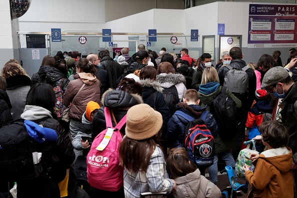 Des ressortissants ukrainiens fuyant le conflit dans leur pays se rassemblent dans un centre d'accueil mis en place à leur intention après leur arrivée à l'aéroport de Paris-Beauvais à Tille, au nord de Paris, le 2 mars 2022, sept jours après l'invasion militaire de l'Ukraine par la Russie. (Photo :  GEOFFROY VAN DER HASSELT/AFP via Getty Images)