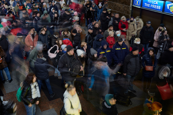 Des Ukrainiens attendent d'évacuer Kiev vers les régions occidentales en train, le 2 mars 2022 à Kiev, en Ukraine.  (Photo : Pierre Crom/Getty Images)