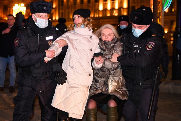 Des policiers détiennent des femmes lors d'une manifestation contre l'invasion de l'Ukraine par la Russie dans le centre de Moscou le 2 mars 2022. Photo de NATALIA KOLESNIKOVA/AFP via Getty Images.