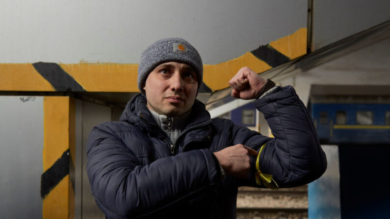 Un habitant qui rejoint les forces ukrainiennes fait un geste pour sa famille qui évacue Kiev en train vers les villes de l'ouest, le 3 mars 2022 à Kiev, en Ukraine. (Photo par Pierre Crom/Getty Images)