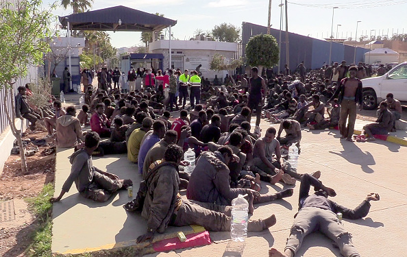 2500 migrants ont tenté de prendre d'assaut la frontière séparant l'enclave espagnole de Melilla du Maroc les 2 et 3 mars 2022. (Photo :-/El Faro TV/AFP via Getty Images)