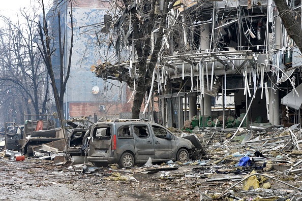 Bâtiment endommagé après le bombardement par les forces russes dans la deuxième plus grande ville d'Ukraine, Kharkiv, le 3 mars 2022. Photo de SERGEY BOBOK/AFP via Getty Images.