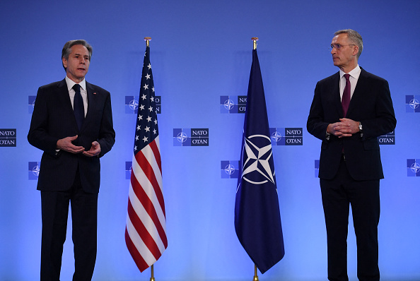 -Le secrétaire d'État américain Antony Blinken et le secrétaire général de l'OTAN, Jens Stoltenberg, au siège de l'Alliance à Bruxelles le 4 mars 2022. Photo by OLIVIER DOULIERY/Pool/AFP via Getty Images