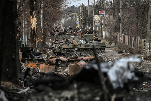-Des véhicules blindés russes détruits dans la ville de Bucha, à l'ouest de Kiev, le 4 mars 2022. Photo par ARIS MESSINIS/AFP via Getty Images.