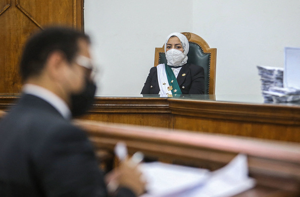 La juge égyptienne Radwa Helmi Ahmad siège à sa première audience au Conseil d'État dans la capitale Le Caire, le 5 mars 2022. Photo de Samer ABDALLAH / AFP via Getty Images.