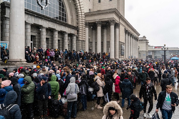 Les gens tentent d'obtenir un train d'évacuation à la gare de Dnipro le 5 mars 2022. Photo par EMRE CAYLAK/AFP via Getty Images.