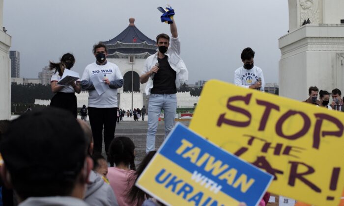 Un groupe de personnes d’origine slave vivant à Taïwan manifestent contre l'invasion de l'Ukraine par la Russie devant le mémorial de Tchang Kaï-chek à Taipei, capitale de Taïwan, le 6 mars 2022. (Sam Yeh/AFP via Getty Images)
