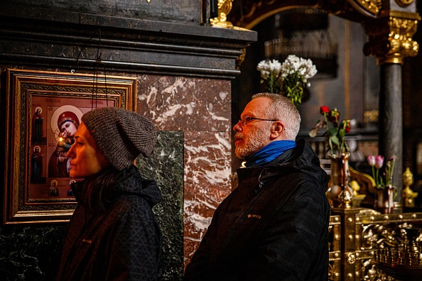 John et Natasha des États-Unis prient lors d'une messe matinale à la cathédrale Saint-Vladimir de Kiev le 5 mars 2022. Photo de DIMITAR DILKOFF/AFP via Getty Images.