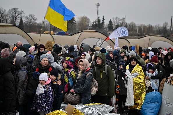 -Des centaines de réfugiés font la queue en attendant d'être transférés après avoir traversé la frontière ukrainienne vers la Pologne, le 7 mars 2022. Photo Louisa GOULIAMAKI / AFP via Getty Images.