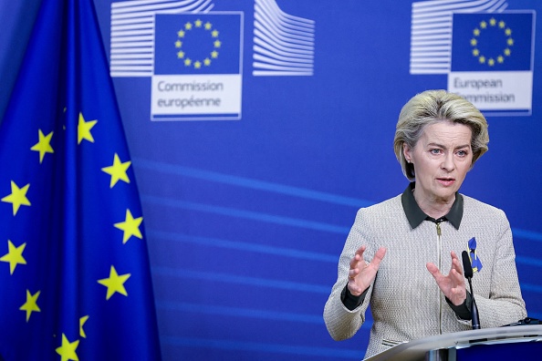 La présidente de la Commission européenne, Ursula von der Leyen, à Bruxelles, le 7 mars 2022. (KENZO TRIBOUILLARD/POOL/AFP via Getty Images)