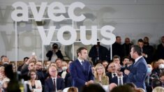 Première sortie d’Emmanuel Macron méticuleusement préparée, des fiches avec les questions soumises aux participants