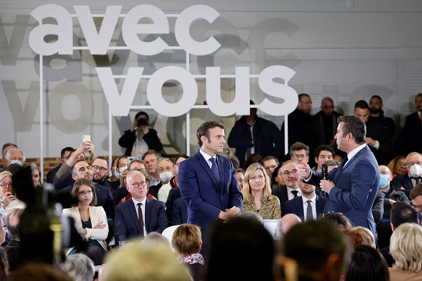 Le président français Emmanuel Macron et le maire de Poissy Karl Olive, à Poissy. ( LUDOVIC MARIN/AFP via Getty Images)