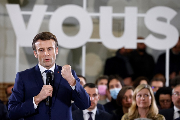 Le Président Emmanuel Macron, lors d'une "conversation" avec des habitants de Poissy, le 7 mars 2022.  (Photo : LUDOVIC MARIN/AFP via Getty Images)