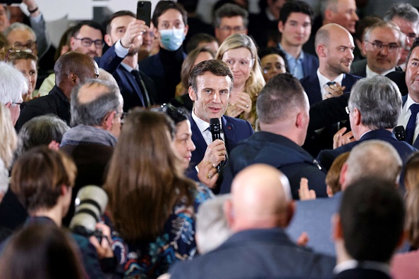 Le président Emmanuel Macron, le 7 mars 2022 à Poissy, lors de son premier rassemblement politique avant l'élection présidentielle des 10/24 avril.  (LUDOVIC MARIN/AFP via Getty Images)