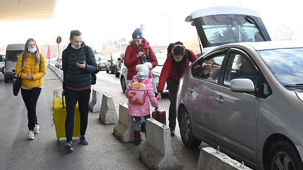 Le 7 mars 2022 des Russes prennent un taxi à l'aéroport à leur arrivée à Tbilissi, en Géorgie. Photo de VANO SHLAMOV/AFP via Getty Images.