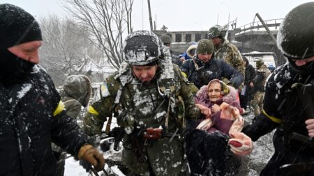 Des milliers d’Ukrainiens tentent de quitter les zones bombardées, le cap des deux millions de réfugiés franchi