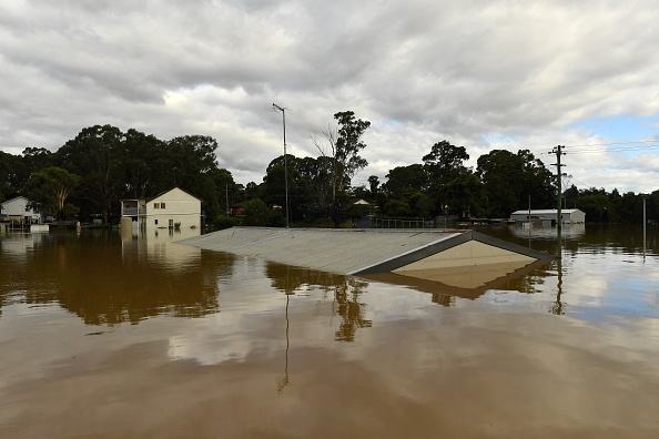 -Des maisons inondées par les eaux de crue d'une rivière à Sydney le 9 mars 2022. Photo de SAEED KHAN/AFP via Getty Images.